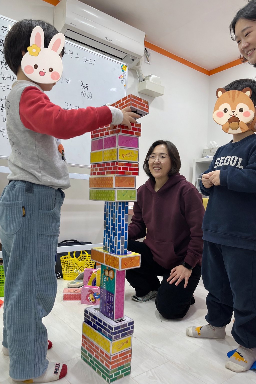 또래와 함께 블록 타워를 쌓는 조기교실 그룹 수업 장면