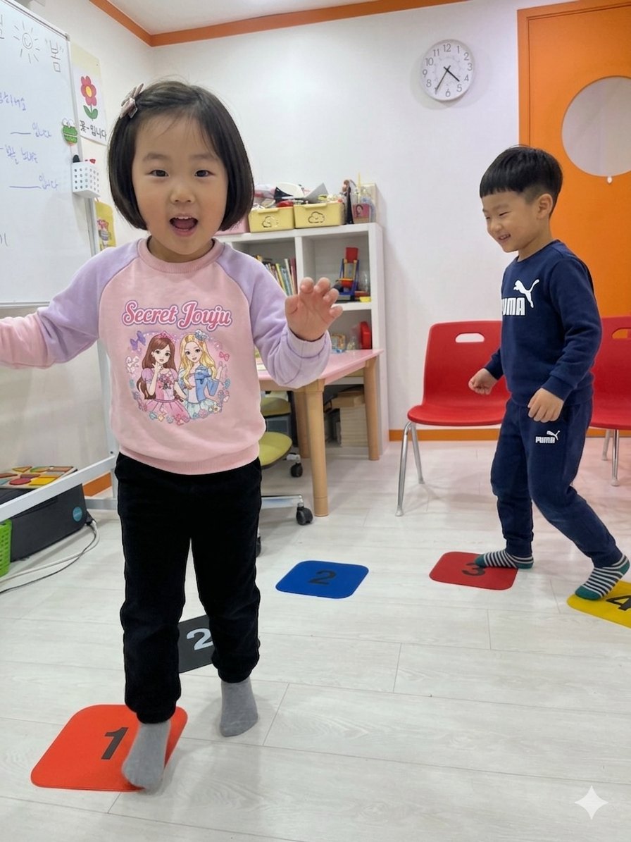 번호판 위를 순서대로 밟으며 지시를 따르는 조기교실 대근육 수업 장면